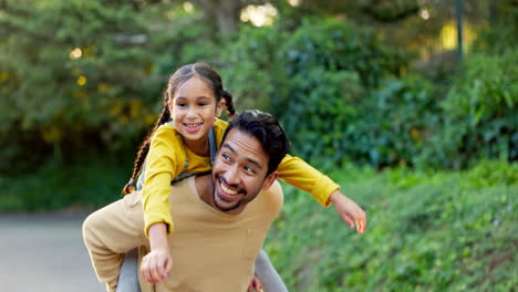 Vater,-Tochter-Und-Huckepack-Im-Park