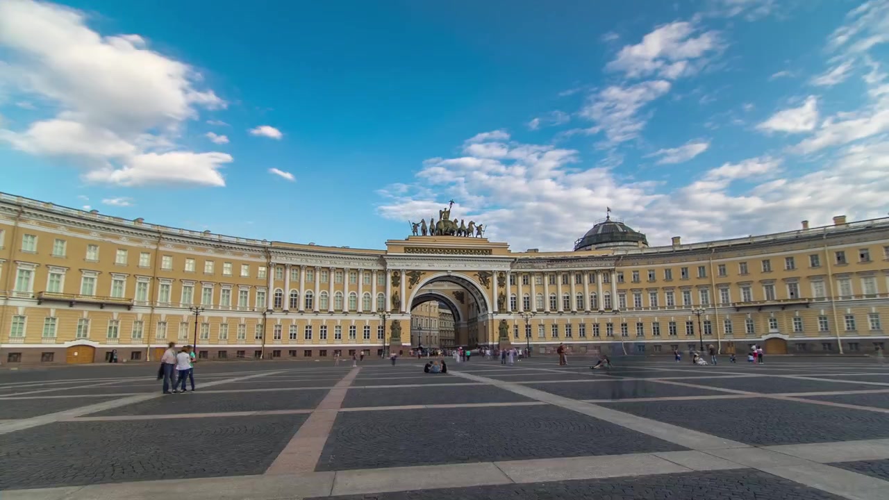 Timelapse hyperlapse dell'edificio dello Stato Maggiore - un edificio storico, situato in Piazza del Palazzo a San Pietroburgo. La costruzione dell'edificio durò dal 1819 al 1829.