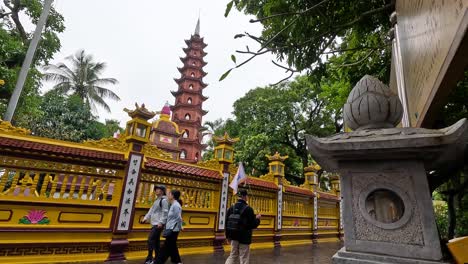 turistas explorando la histórica pagoda budista