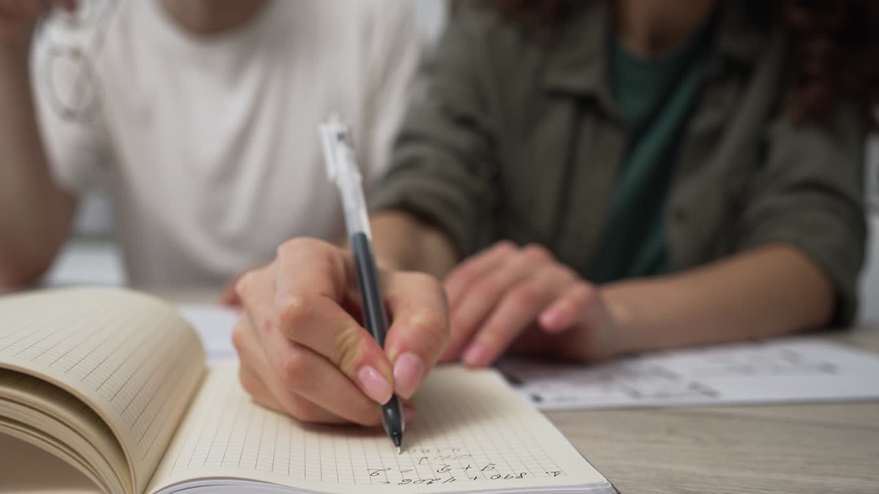 una joven pareja casada está discutiendo renovaciones en un nuevo apartamento y haciendo notas en un cuaderno