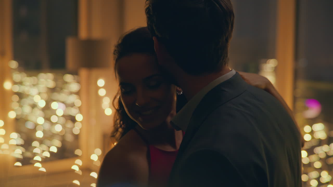 amantes enamorados bailando en la noche en casa juntos de cerca. amor pareja unión