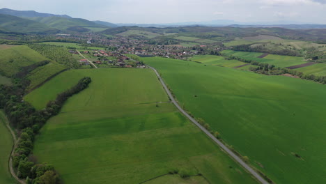 vista de drones de tierras agrícolas y carreteras en hungría