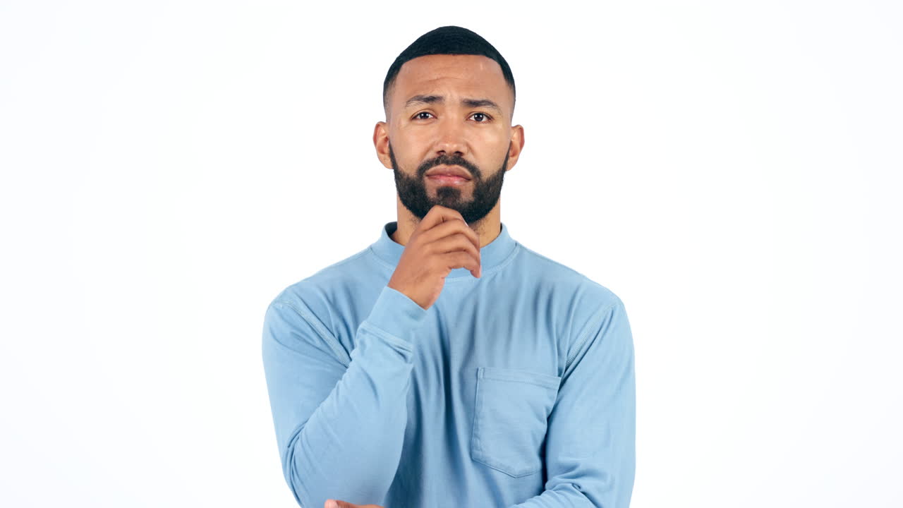 pensando, cara y hombre en el estudio con la mano