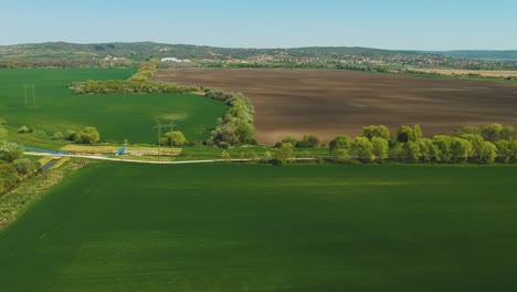 Nachmittagslandschaftsdrohneansicht-Von-Einigen-Landwirtschaftlichen-Feldern