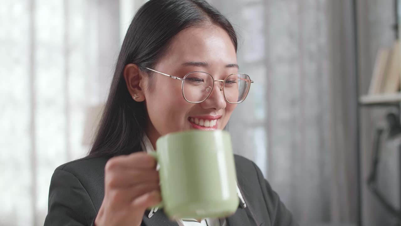 커피를 마시며 일하는 사업가