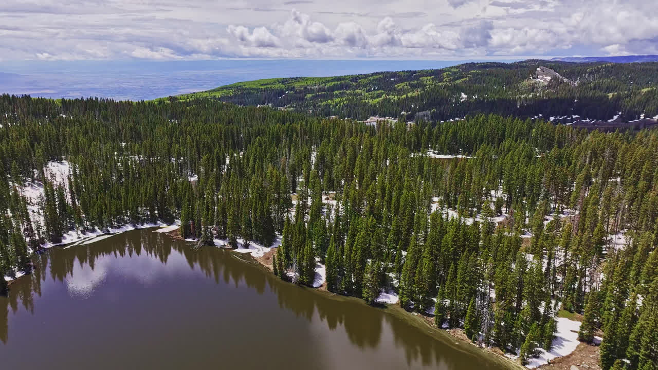 высокоскоростной перелёт озера зеркало на вершине гранд-меса, колорадо