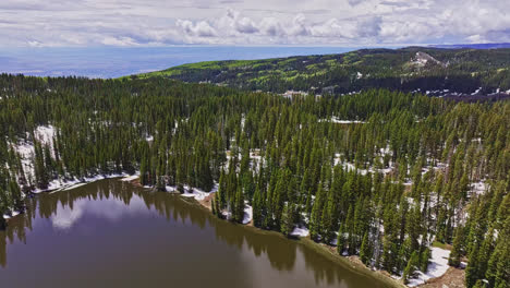 paso aéreo de alta velocidad de mirror lake en la cumbre de grand mesa, colorado