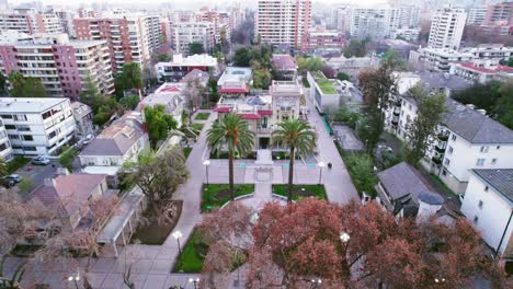 Vista-Aérea-Inclinada-De-Providencia-Y-El-Palacio-Falabella-De-Estilo-Renacentista-Italiano-Santiago-De-Chile