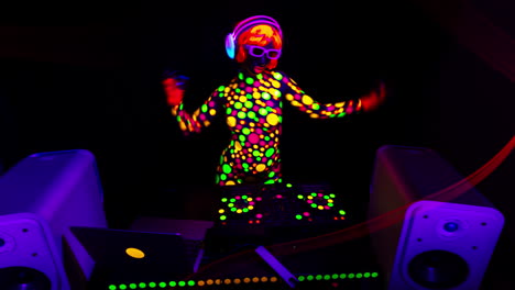dj femenino de discoteca cubierto de manchas fluorescentes