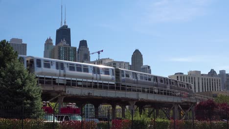 Eröffnungsaufnahme-Der-Innenstadt-Von-Chicago-Wil-El-Zug-Vorbeifahren