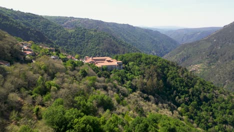 Monasterio-Santo-Estevo-De-Ribas-De-Sil,-Ourense,-Galicia,-España,-Drone-Dolly