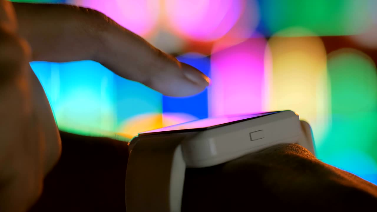 joven usando un reloj inteligente portátil