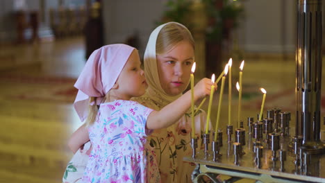 mujer y niño en la iglesia