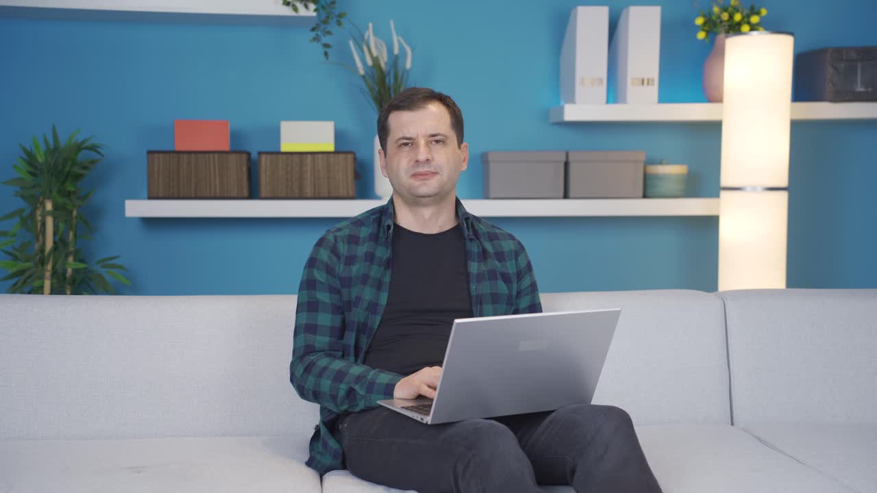 sorprendido por la noticia que recibe, el hombre experimenta una gran decepción, falla y no quiere que las cosas sucedan.