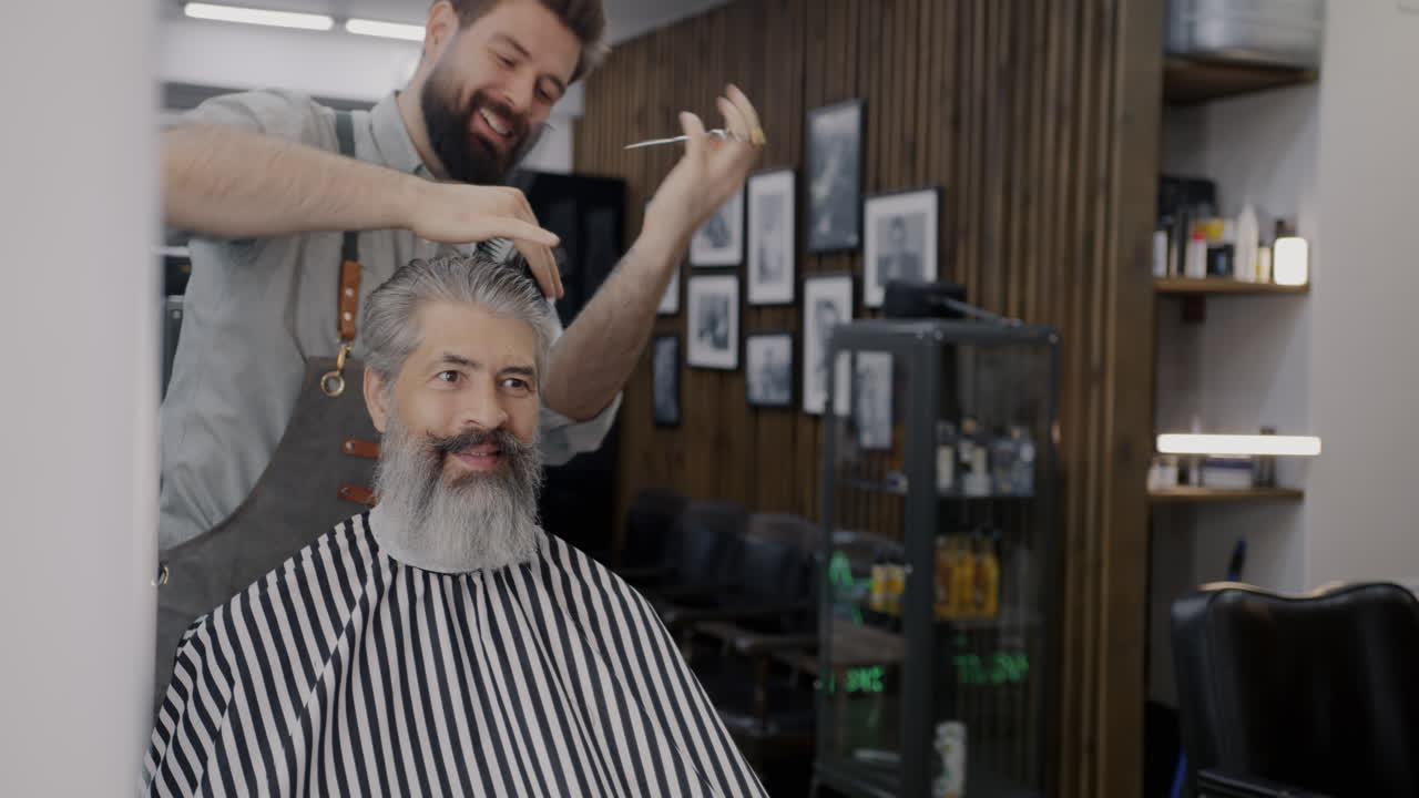 un hombre se corta el cabello en una barbería.