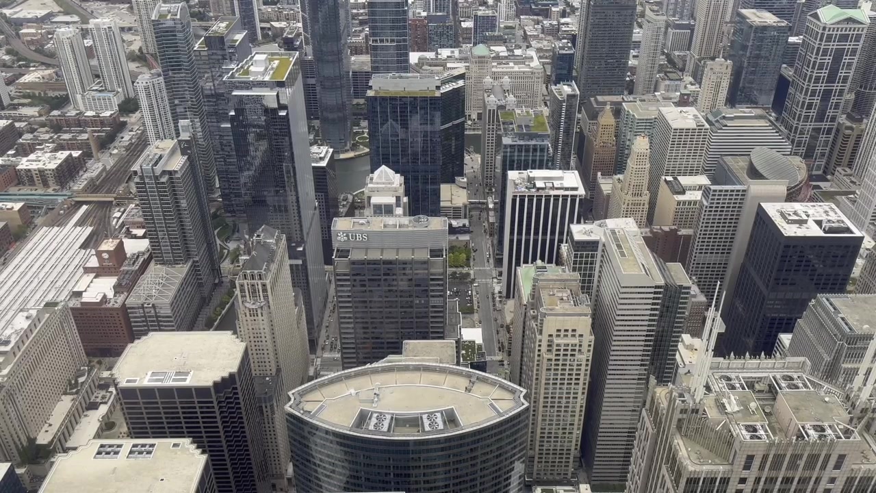 Splendida vista panoramica dello skyline di Chicago con grattacieli iconici e la vivace architettura del centro città. Perfetto per viaggi, turismo, documentari, notizie e produzioni commerciali