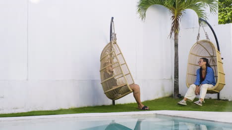 una pareja en un jardín.