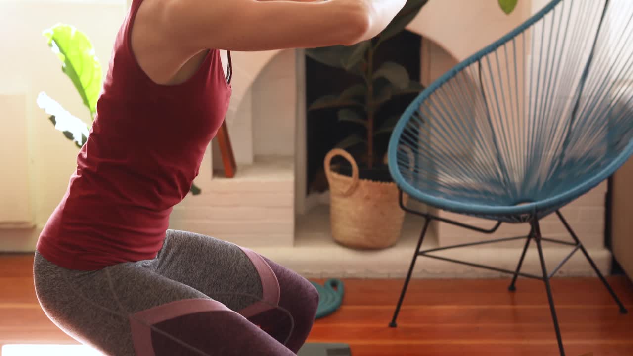 mujer caucásica haciendo deporte en casa