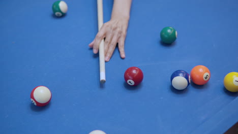 Taschenbillard---Frauenhand-Zielt-Und-Schlägt-Den-Spielball,-Während-Sie-Billard-Spielt