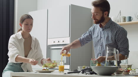 pareja feliz lista para almorzar con una ensalada deliciosa y saludable