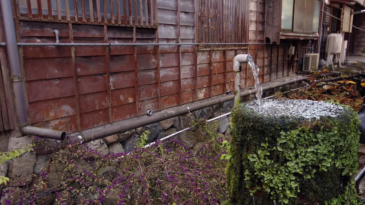 Fuente de agua natural en la ciudad de Nakasendo de Tsumago en las montañas de Japón