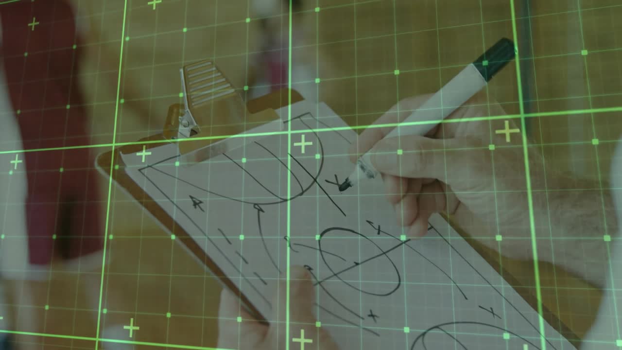 ジムで、木製のクリップボードにマーカーでバスケットボールの作戦を描く成人男性の手、グリッドオーバーレイ付き