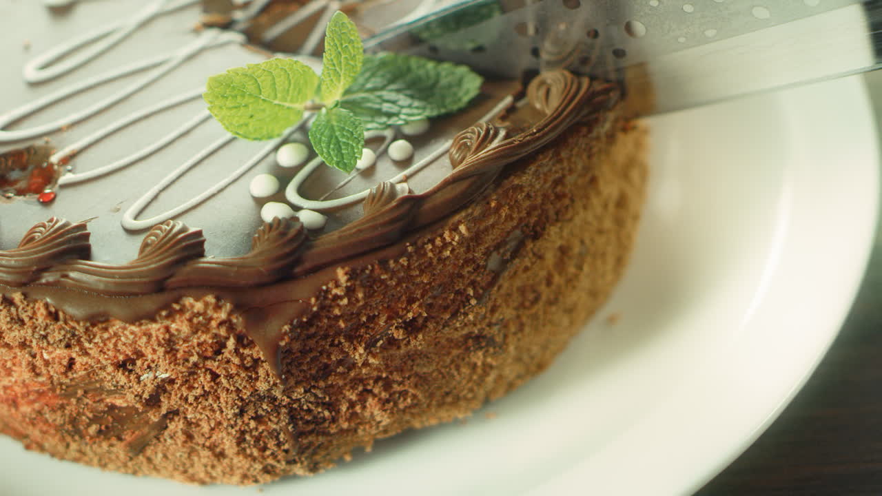 스로우 모션으로 칼로 케이크를 잘라내는 클로즈업.