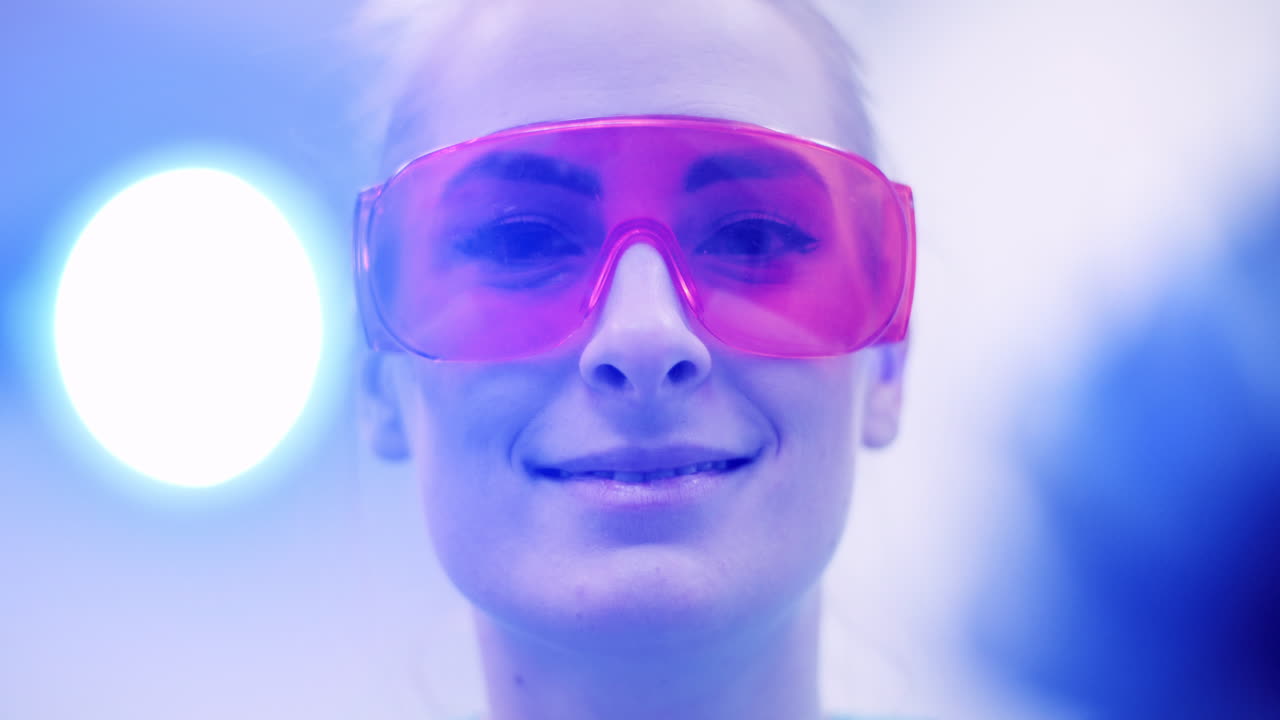 의료 클리닉에서 수술 중 uv 경화제를 사용하는 치과 의사 3