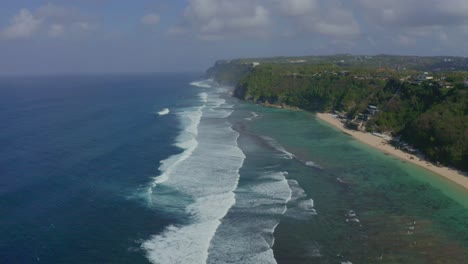 Melasti-Beach,-Wunderschöner-Strand-Auf-Bali,-Indonesien.-Viele-Touristen-Kommen-Hierher,-Um-Urlaub-Zu-Machen