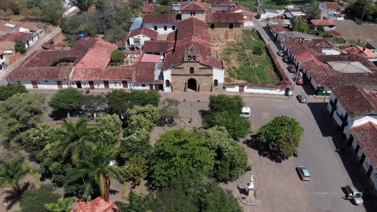 incline hacia arriba y hacia atrás con una pequeña iglesia en un pueblo de colombia