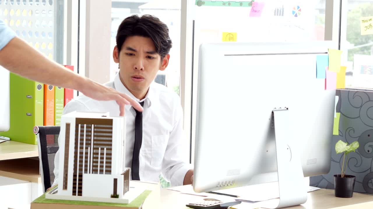 아키텍트는 그의 프로젝트가 승인되지 않을 때 진지하게 느니다. 매니저는 건물 디자인을 거부하고 그에게 돌아갑니다.