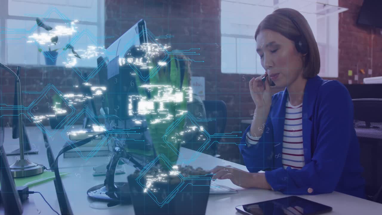 animación de procesamiento de datos con iconos digitales sobre mujer de negocios asiática en la oficina