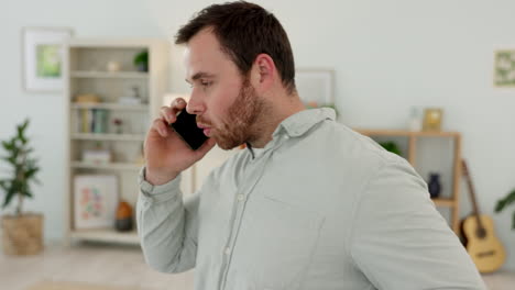 hombre hablando por teléfono en casa