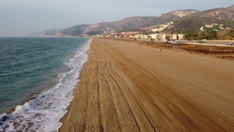 Playa-De-Castelldefels,-Cerca-De-Barcelona,-Con-Arena-Dorada-Y-Olas-Suaves,-Tranquila,-Pintoresca,-Vista-Aérea