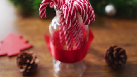 video de decoraciones de navidad con conos de pino y bastones de caramelo en casa