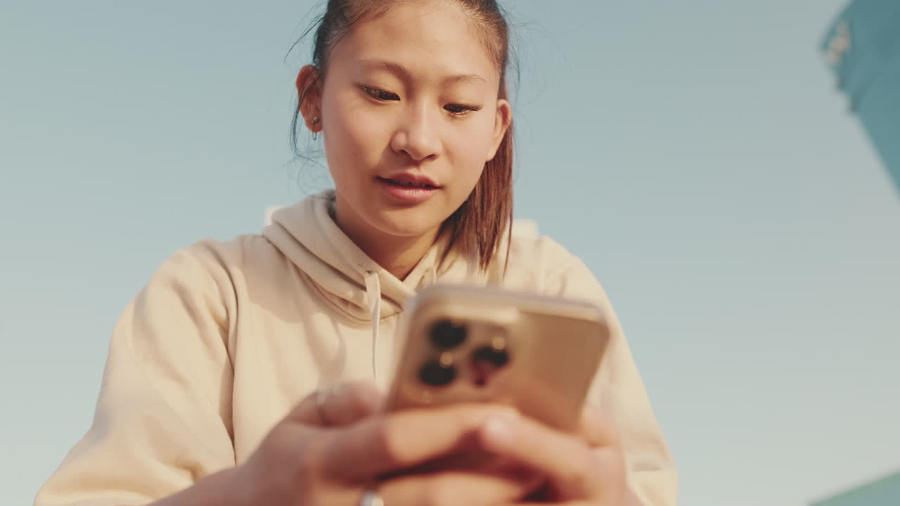 스마트 폰을 사용하는 여성