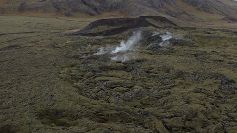 Gas-De-Azufre-Que-Brota-De-Una-Grieta-En-La-Superficie-Volcánica-Islandesa,-Antena