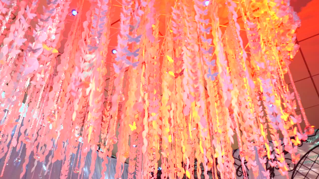 손님을 위해 준비 된 웨딩 홀 장식의 인테리어. 의식과 결혼식을위한 아름다운 방. 웨딩 콘셉트. 고급스러운 세련된 웨딩 리셉션 보라색 장식. 비싼 홀. 웨딩 장식.