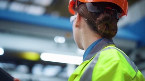 supervisore di primo piano che lavora in una società di produzione in uniforme di sicurezza. concetto tecnico