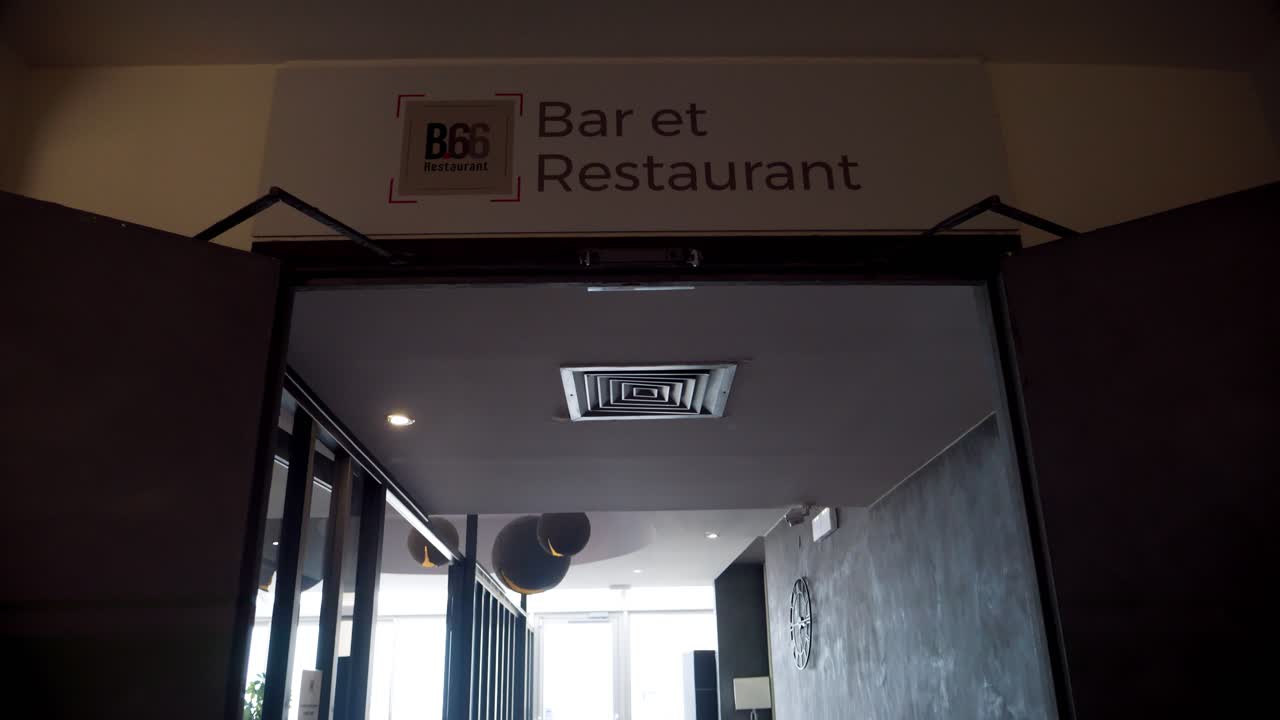 entrada de un bar y restaurante de un balneario