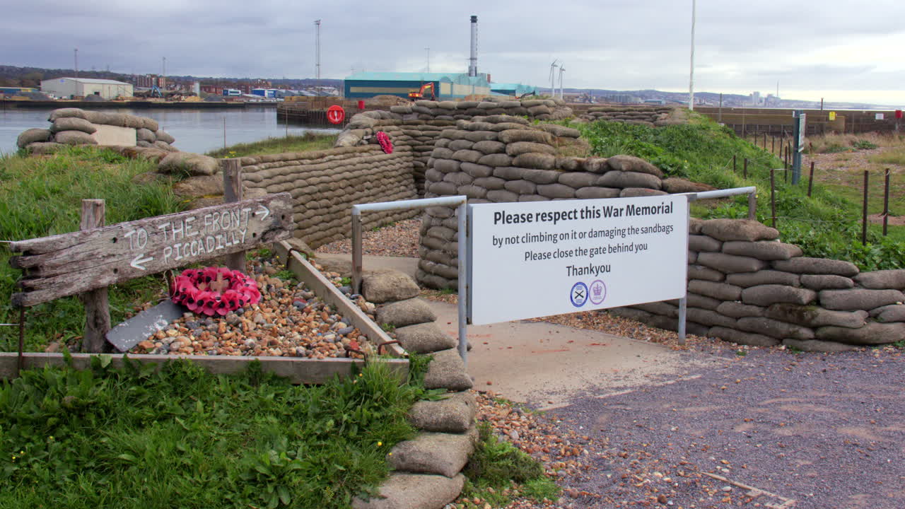 Bredt skud af indgangen til et krigsmindesmærke opsat som en skyttegrav fra Første Verdenskrig. Ved Shoreham Fort.