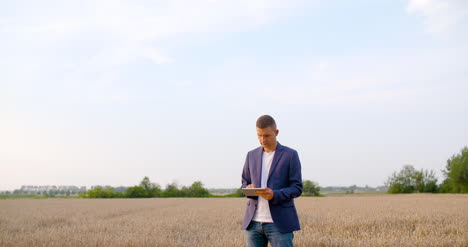 granjero agrícola usando tableta digital durante la cosecha 3