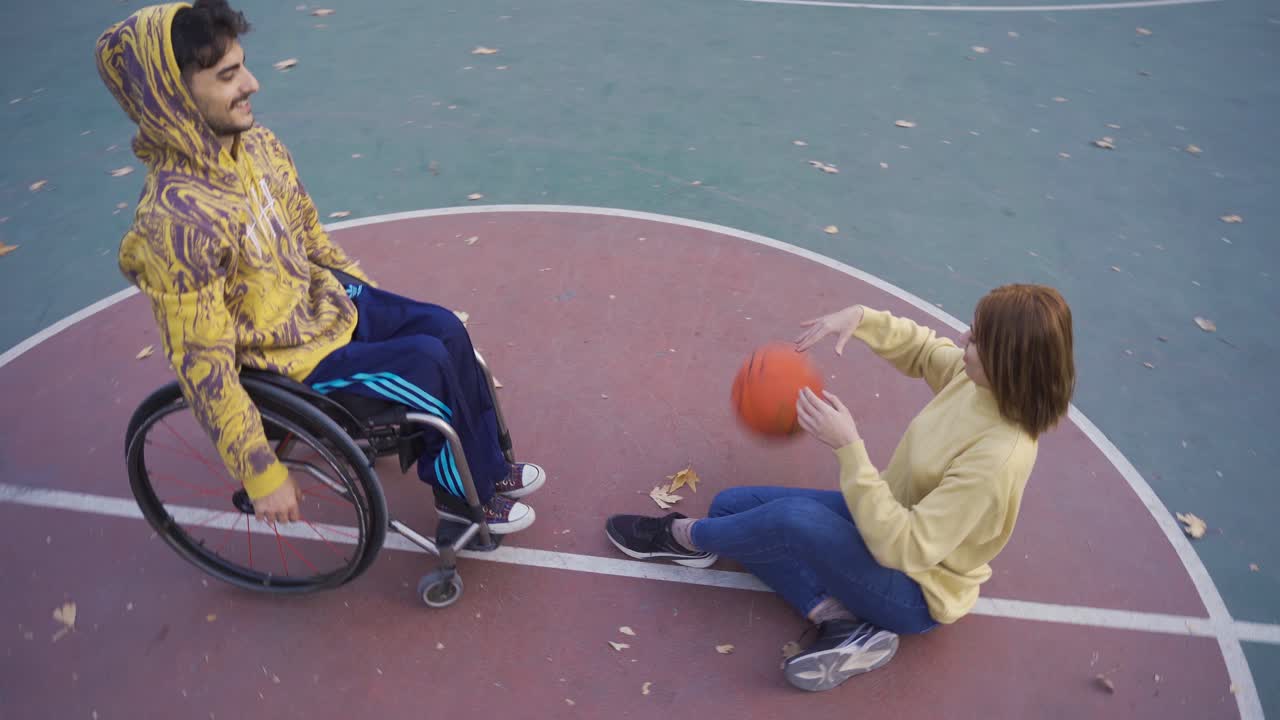 un joven discapacitado jugando al baloncesto a cámara lenta.