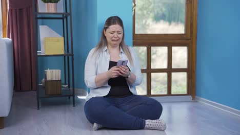 mujer joven enviando mensajes de texto tristemente con su novio.