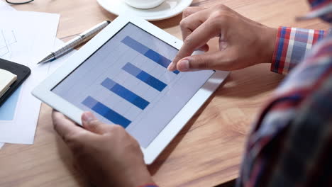 persona analizando datos en una tableta