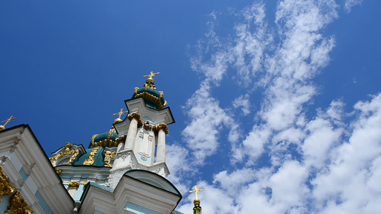 Церковь на фоне неба. Купола церкви, Киев, Украина. Андреевская церковь.