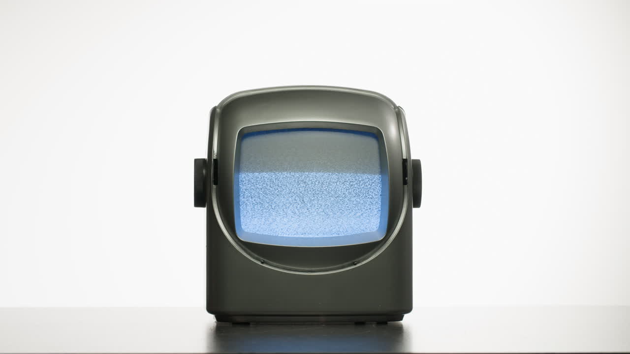 레트로 tv, 노스탈기적인 설정으로 빈티지 tv, 레트로 tv는 화면에 곡물을 표시합니다, 무서운 할로윈 밤 장치, 크로마 키 및 그린 스크린에 좋습니다.