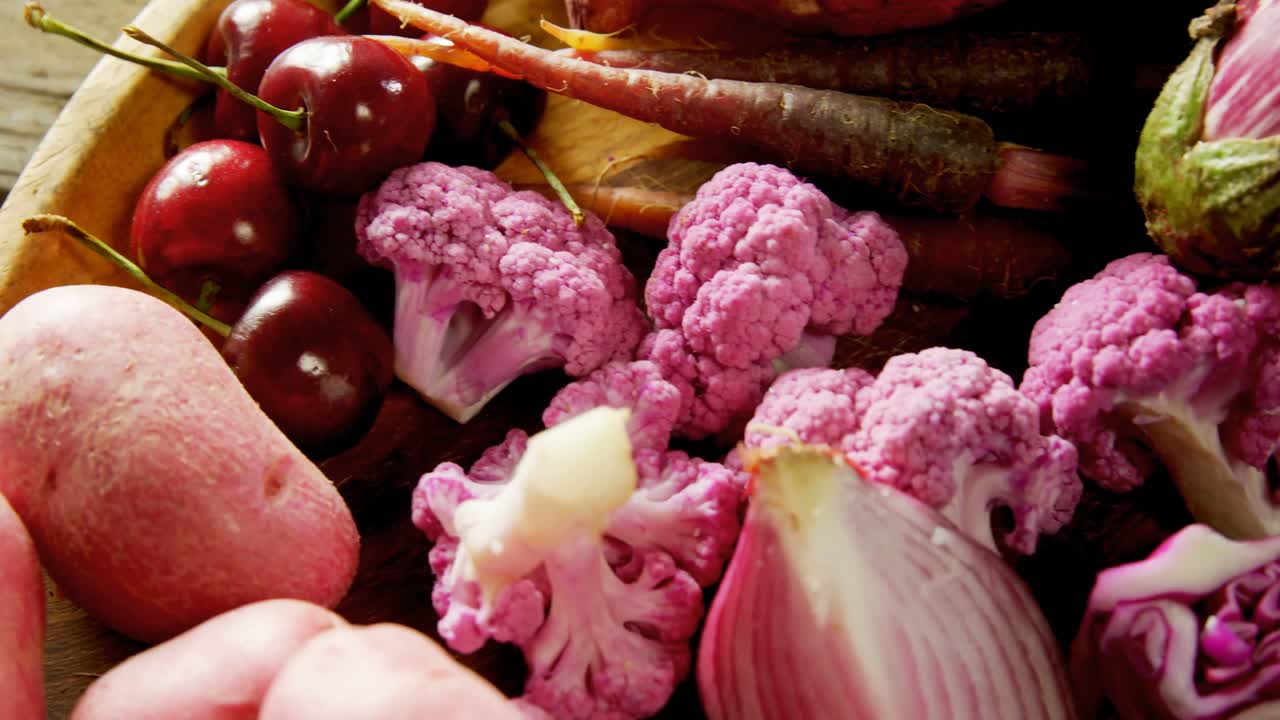 varias verduras en bandeja de madera 4k