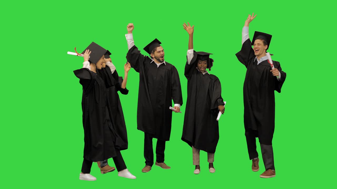 Amici laureati felici si tengono per mano. Il concetto di un team affiatato su uno schermo verde, Chroma Key