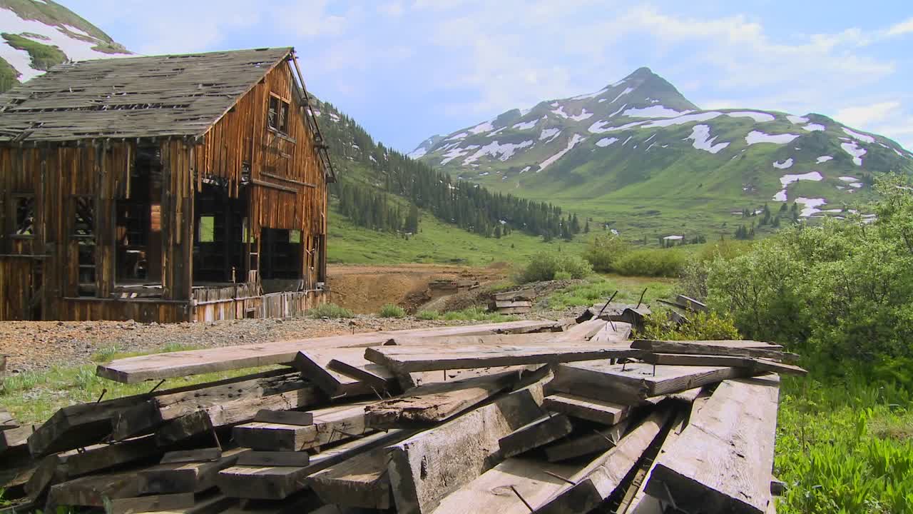 tiro de lapso de tiempo de una mina abandonada en las montañas rocosas de colorado